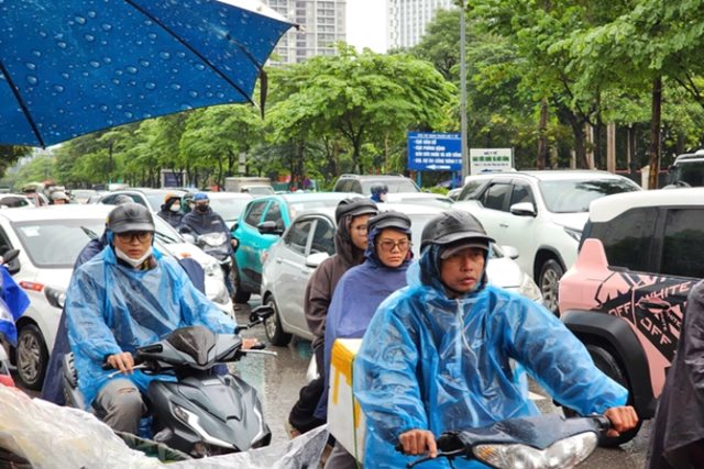 Miền Bắc mưa dông, miền Trung nắng nóng gay gắt